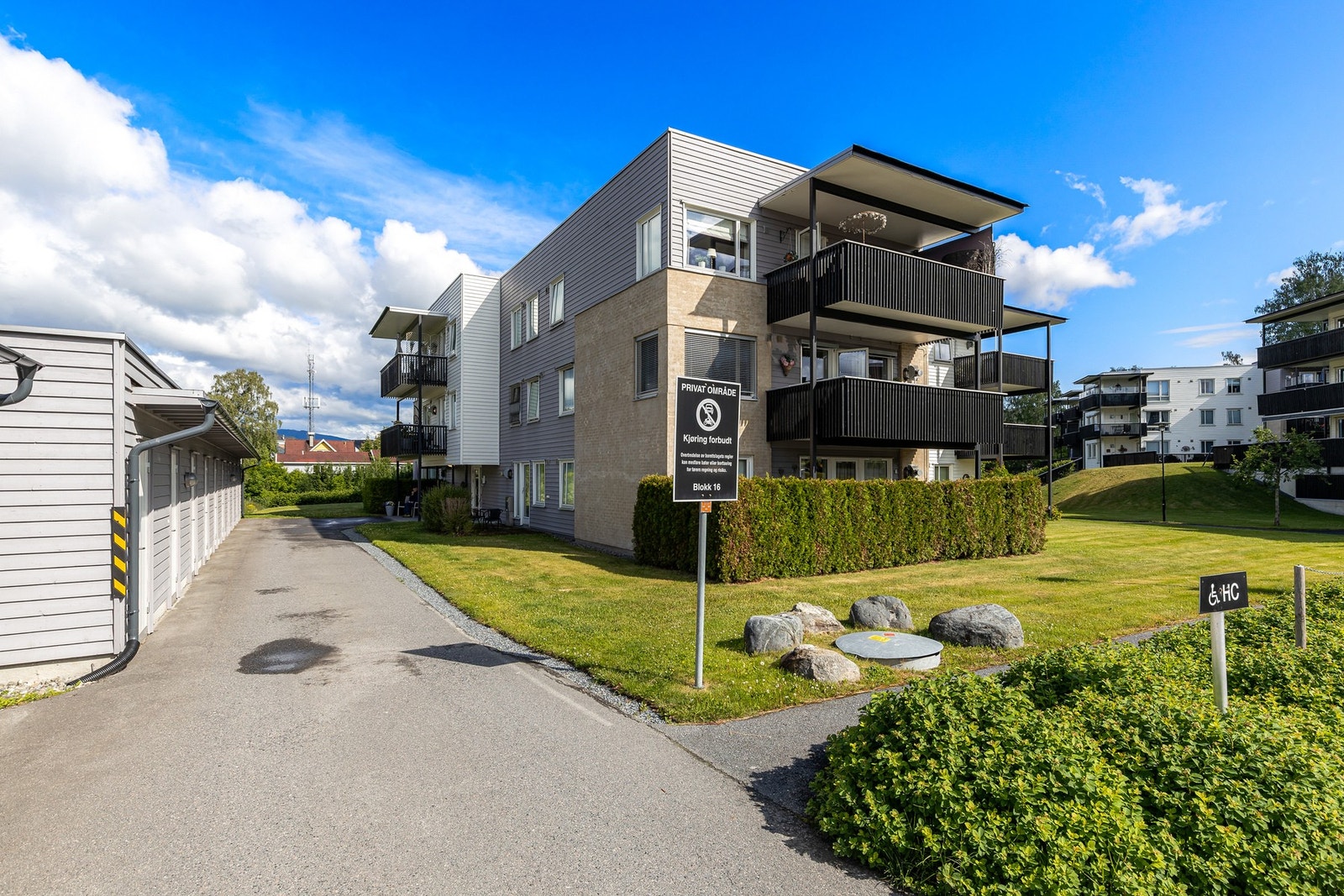 Leiligheten har en fin beliggenhet innerst i en blindvei med flotte grøntområder Galleribilde