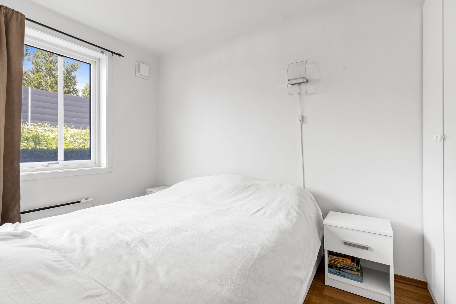 Luftig soverom med to dører, her avbildet med dobbeltseng. Galleribilde