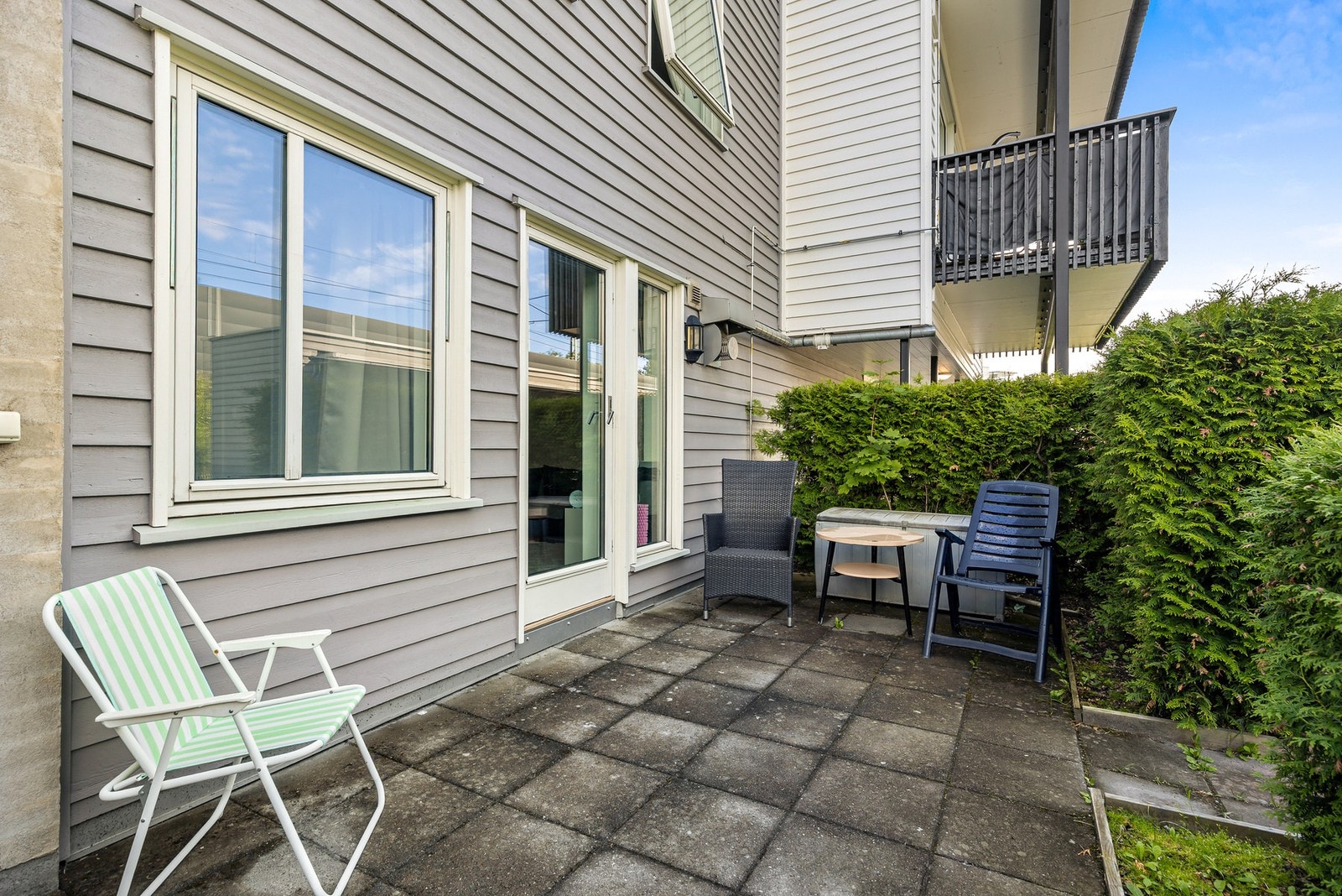 Fra stua er det utgang til romslig og skjermet uteplass med gode solforhold Galleribilde