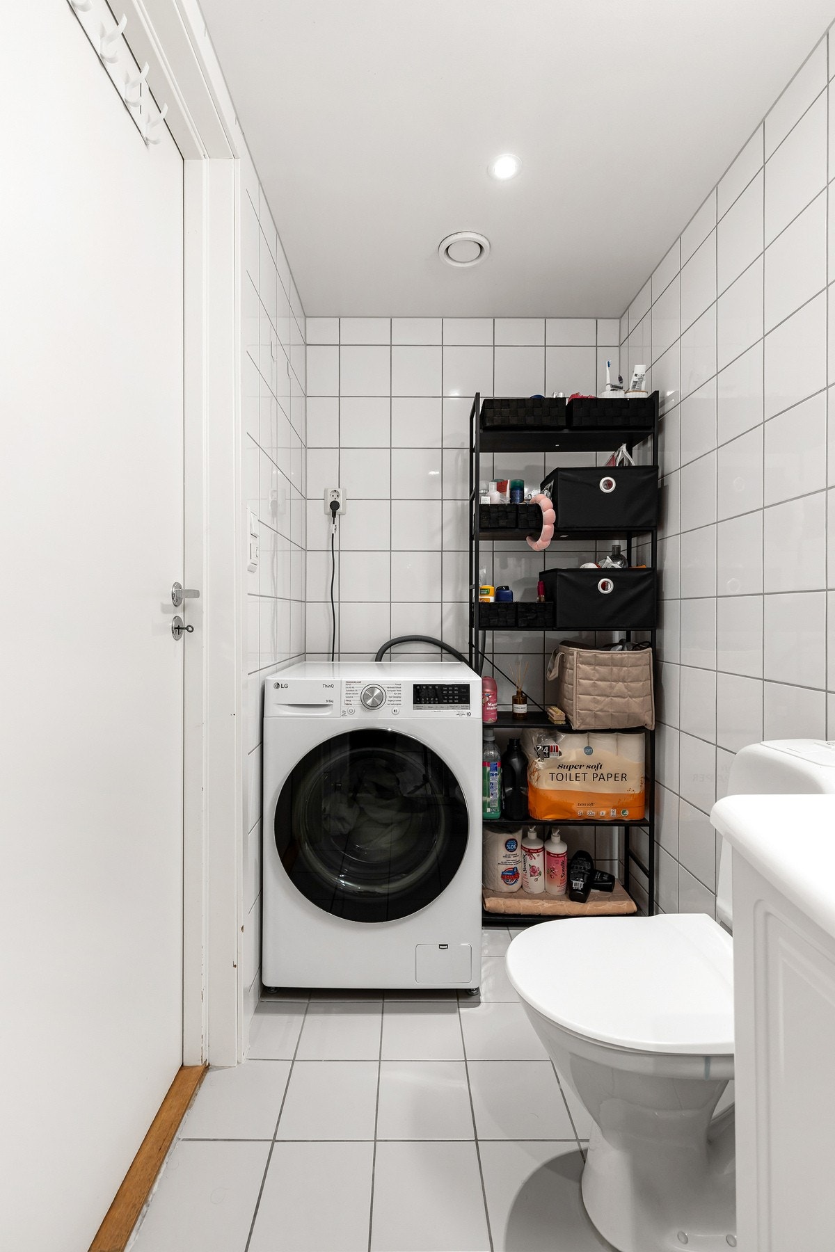 På badet er det opplegg for vaskemaskin. Galleribilde