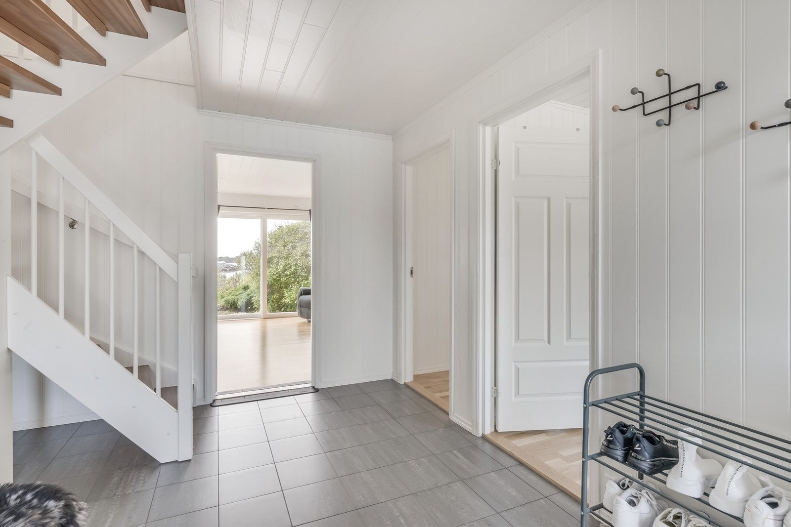 I 1. etasje finner man bad/vaskerom, 2 soverom, teknisk rom og stue. Galleribilde