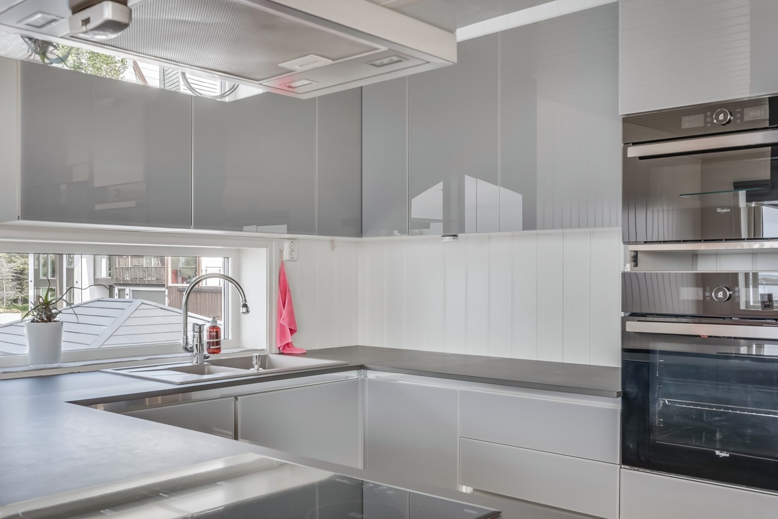 Nedfelt dobbel stålkum av avrenningsrist - vindu over vask. Integrerte hvitevarer; kjøl/fryseskap, oppvaskmaskin, komfyr, platetopp og micro. Galleribilde