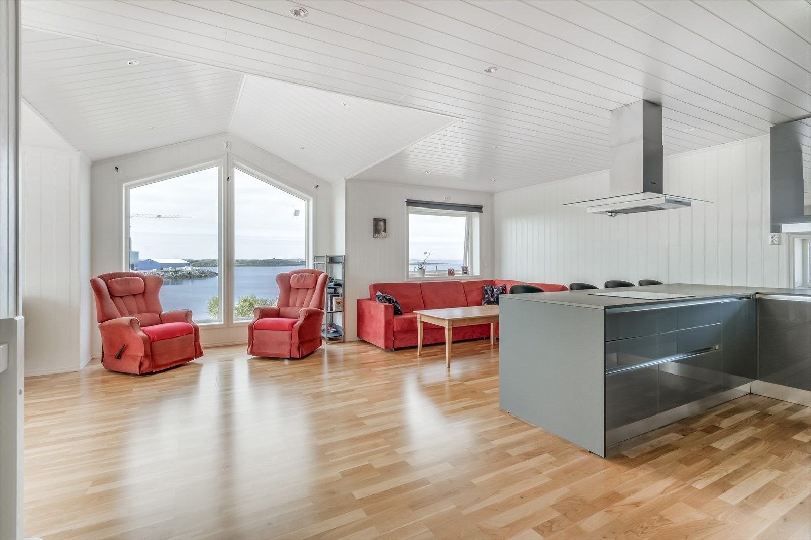 Stuen har store vinduer som gir godt lysinnslipp og samtidig utsikt mot havet. Galleribilde