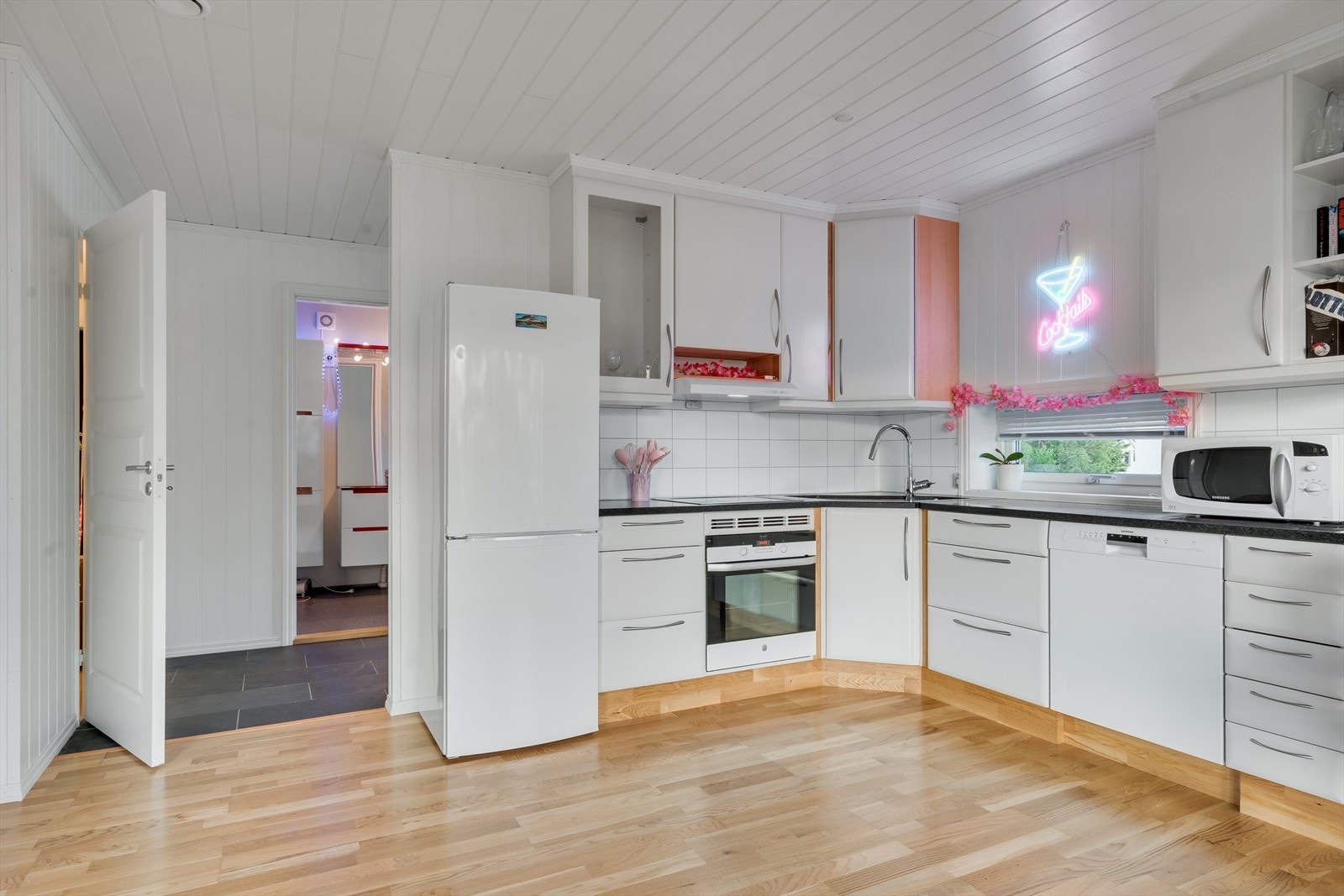 Integrert komfyr og oppvaskmaskin - plass til kjøleskap. Galleribilde