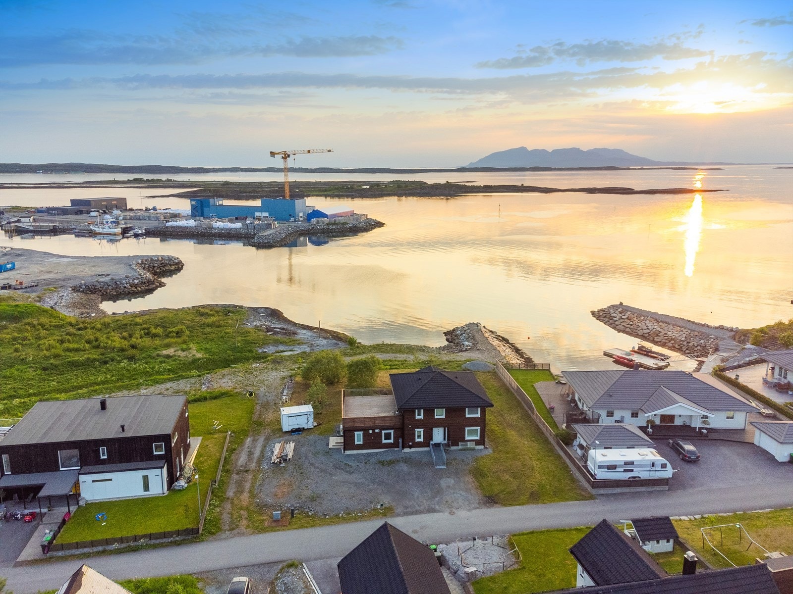 Damberget er et nyere og åpent boligområde som ligger nordvest på Salhus. Området består av blandet arealbruk med boligbebyggelse, næringsvirksomhet, landbruk og naturlig utmark i umiddelbar nærhet. Galleribilde