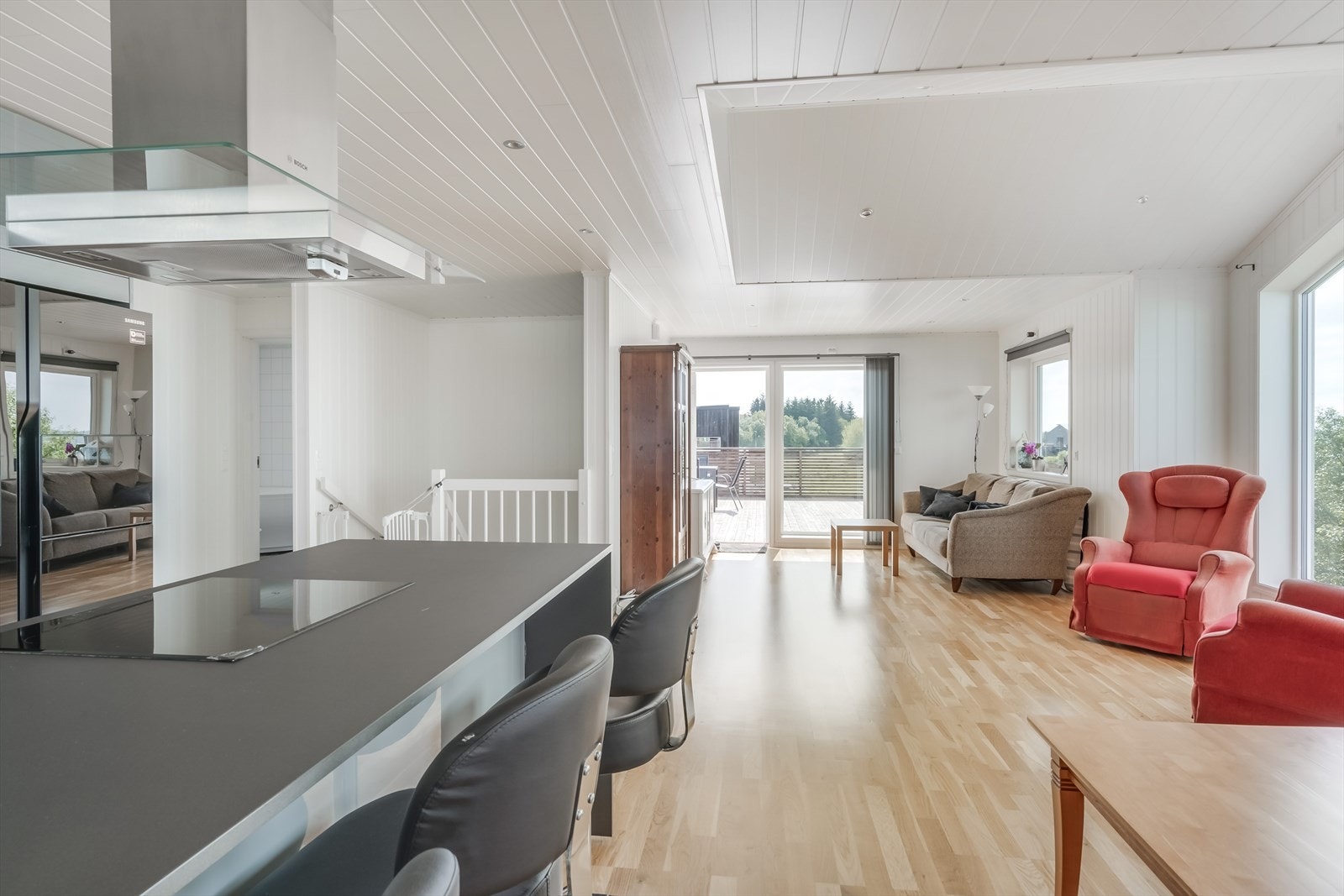 Kjøkkenøyen fungerer som en naturlig avgrensning mot stuen, ekstra benkeplass samtidig som du kan holde en hyggelig samtale med gjestene. Galleribilde