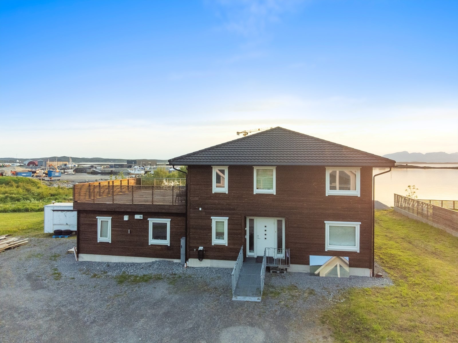 Hoveddelen går over to etasjer og inneholder bl.a. 3 soverom, 2 bad, 2 stuer og kjøkken med god standard, samt takterrasse på hele 61 m² med sol fra morgen til kveld. Galleribilde