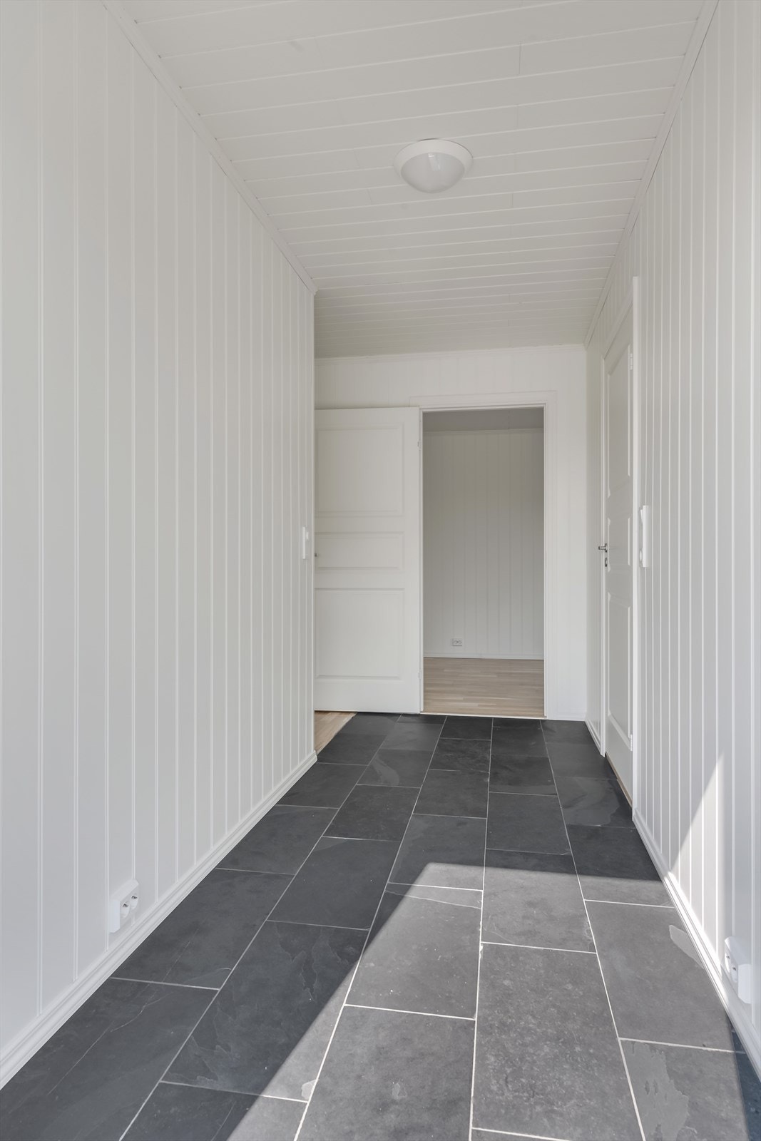 Leiligheten har inngangsparti sør for boligen, den ble ferdigstilt/innredet i 2024. Galleribilde