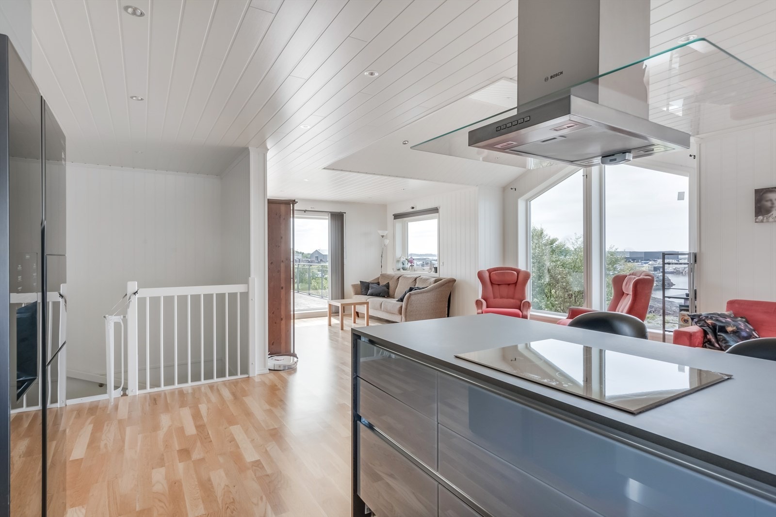 Oppe i 2. etasjen kommer du opp til en lys og romslig stue, med åpen løsning mot kjøkkenet. Galleribilde