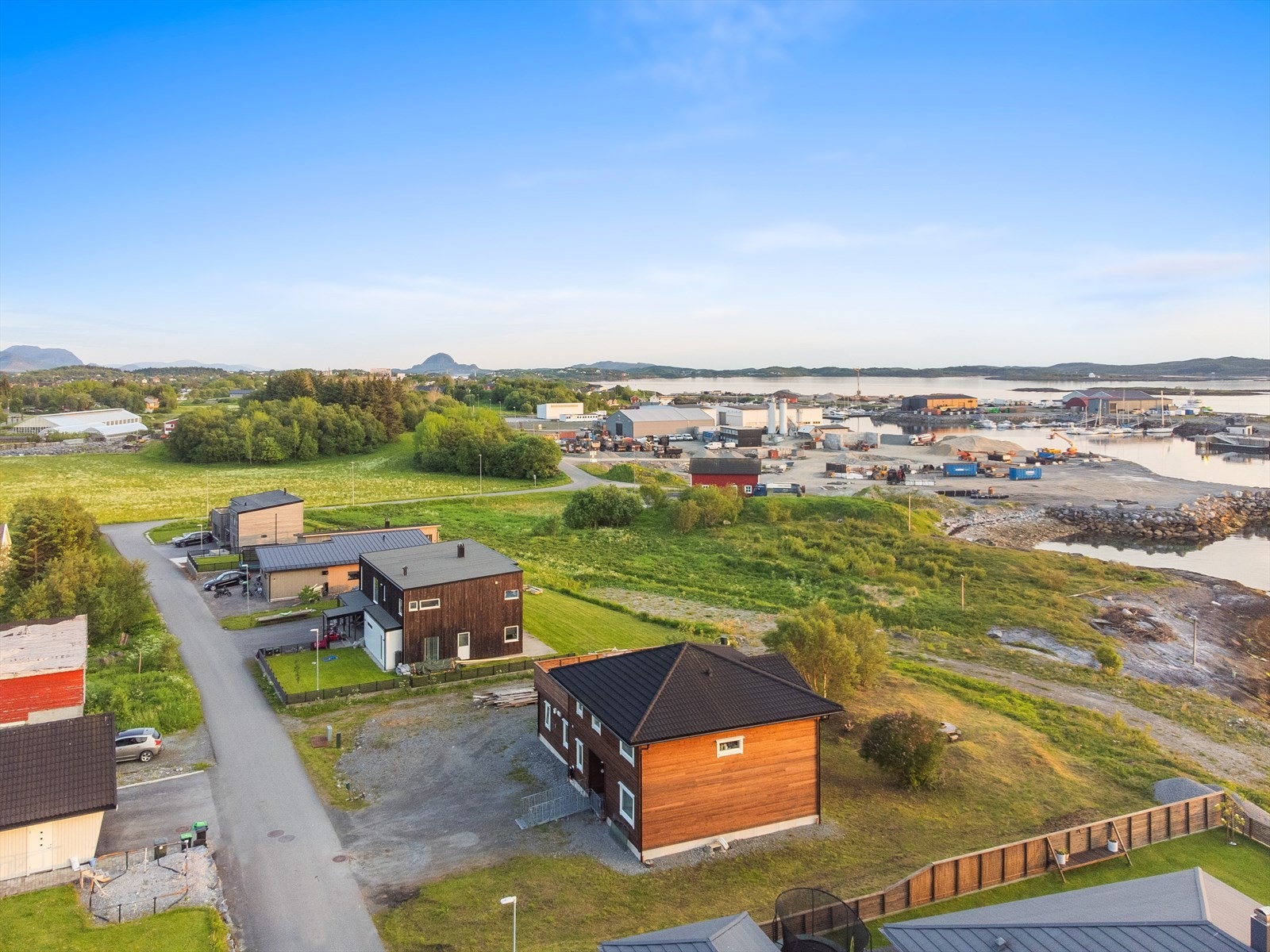 Eiendommen består av 2 teiger. Teig 1 er på 1 355,7 m² og er for boligen. Teig 2 er på 1 171,4 m² vest for boligen og mot sør/vest. Galleribilde