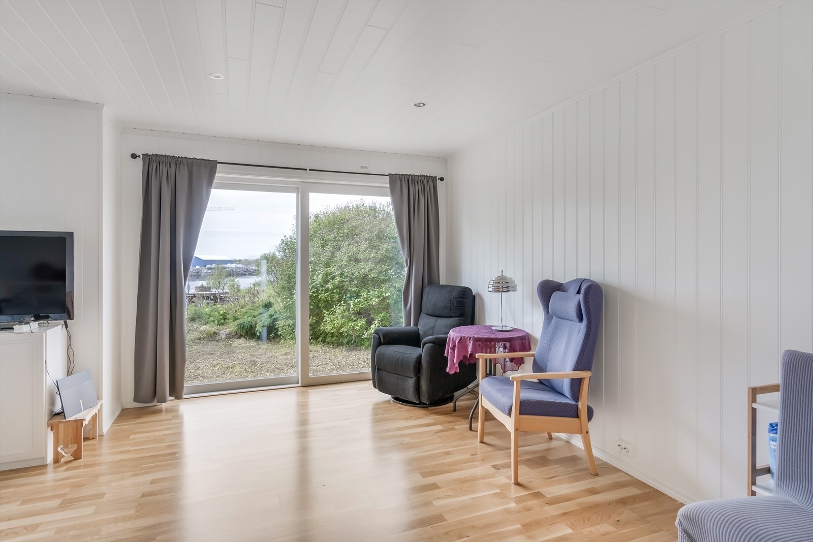 Stue er på ca. 23 m² og har utgang til terreng mot vest gjennom skyvedør. Dette rommet er brukt som soverom pr. i dag. Galleribilde