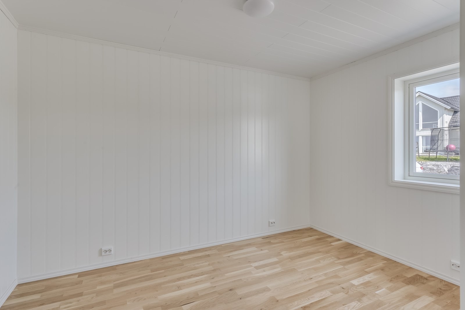 Soverom vendt mot nordøst på ca. 10 m² med inngang til en bod på ca. 4 m². Galleribilde