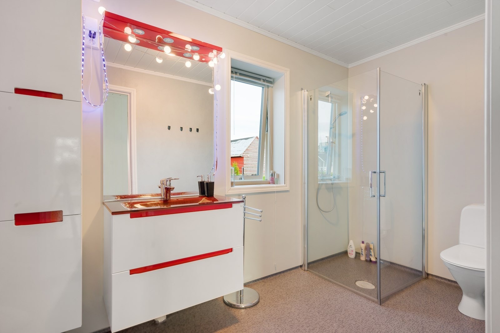 På badet er det gulvvarme, samt innredning med underskap, vask, høyskap og speil. Det er montert toalett, dusjvegger/hjørne og opplegg for vaskemaskin. Galleribilde