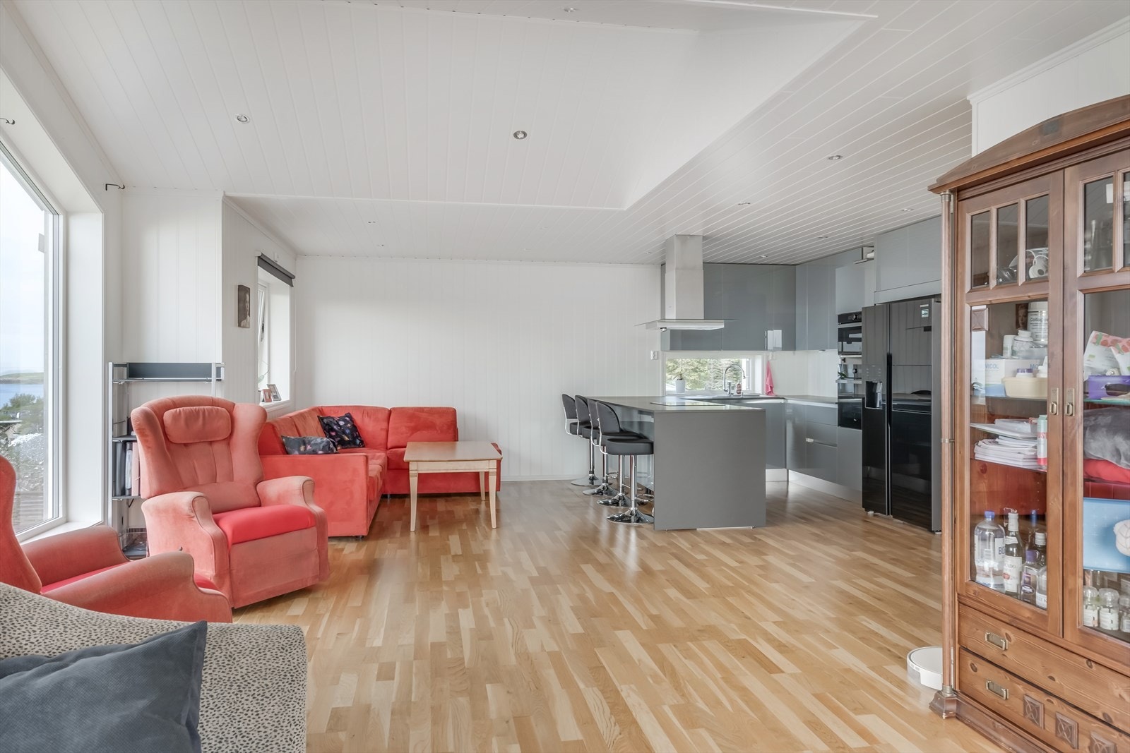 Lysmalte vegger og downlights i himling. Galleribilde