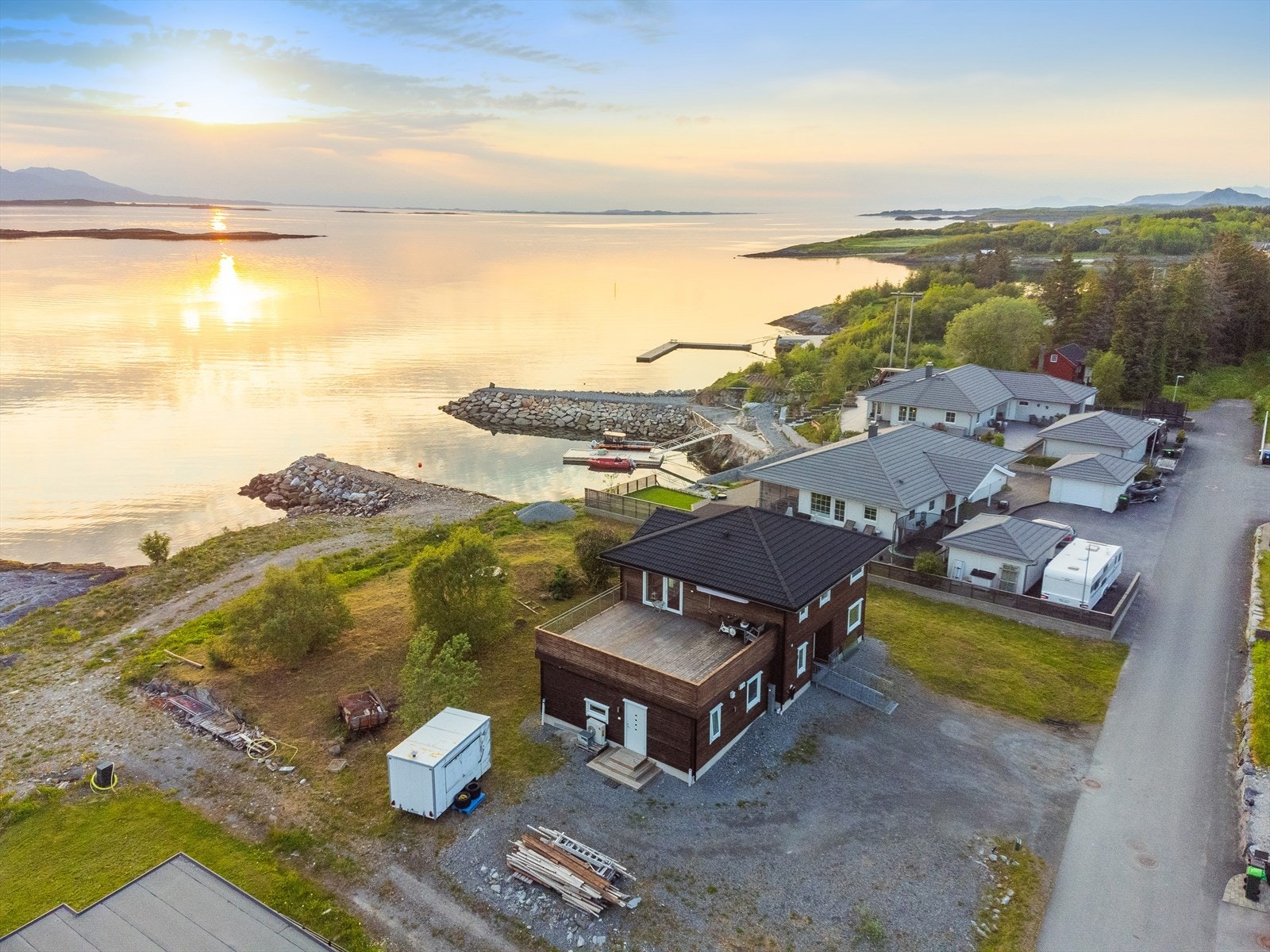 Tomten er delvis opparbeidet med gruset innkjøring og gårdsplass. Mot vest er det naturtomt med svakt hellende terreng ned mot vest. Galleribilde