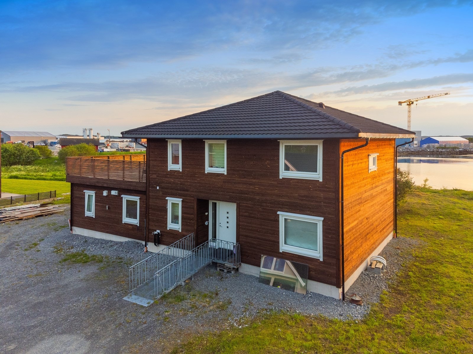 Enebolig oppført i 2016 med egen utleiedel som ble ferdigstilt i 2024. Galleribilde