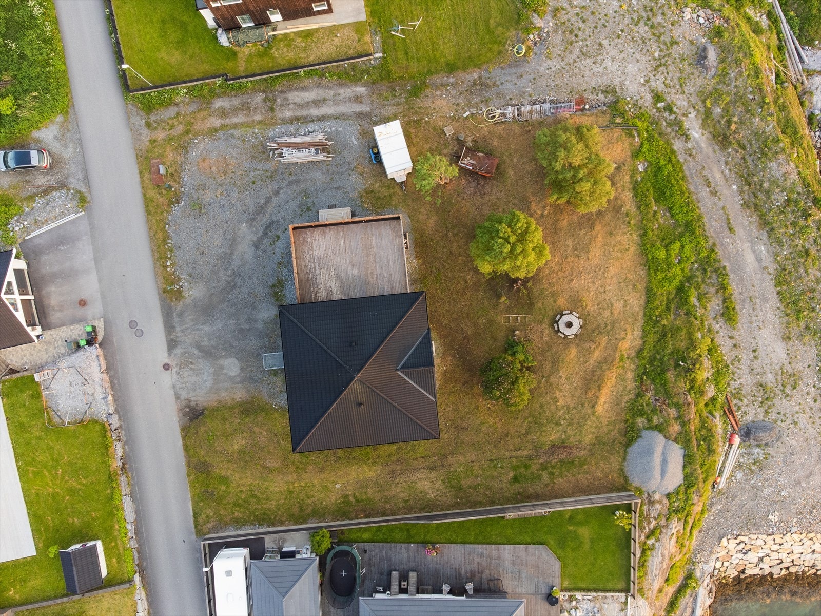 Tomten ligger i et flatt område som blir noe mer kupert mot sjølinjen, noe som gir både skjerming og utsikt. Galleribilde