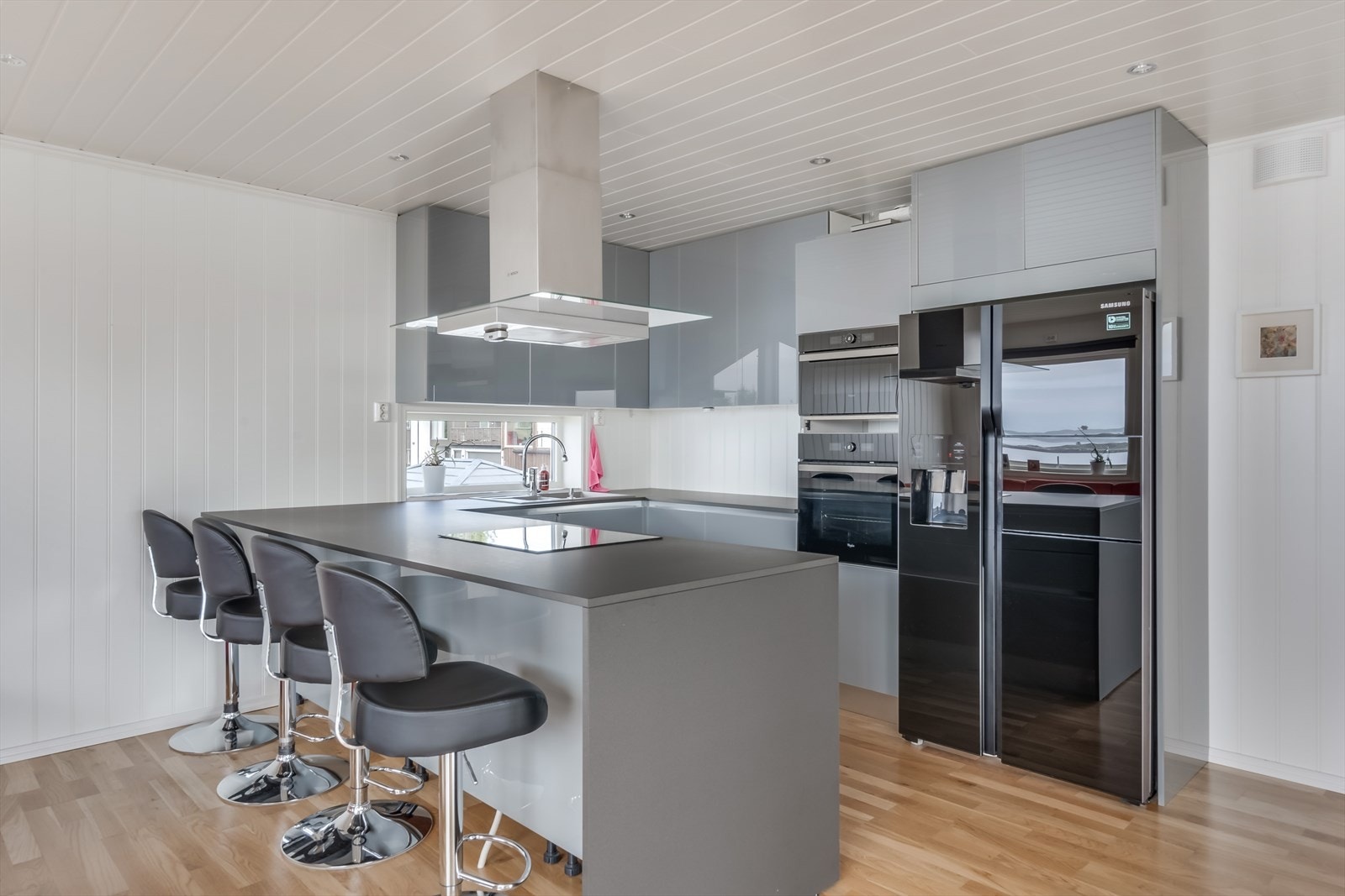 Kjøkkeninnredning er fra Nye Nordsjø, type Roma, med slette grå fronter i over- og underskap, samt kompositt benkeplate. Galleribilde