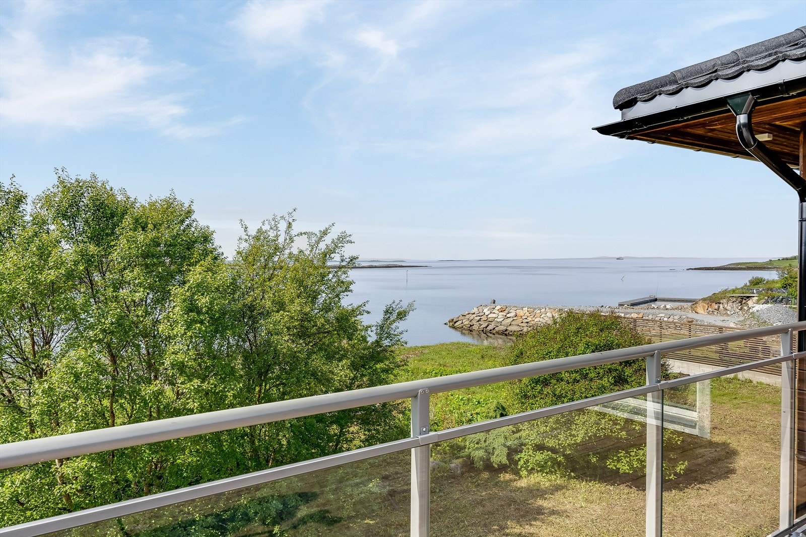 Stilrent glassrekkverk som slipper inn lyset og bevarer utsikten. Galleribilde