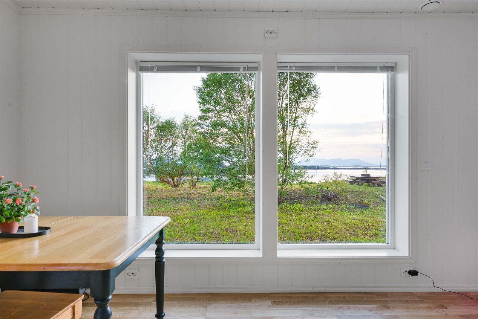 Store vinduer i vest med godt lysinnslipp og utsikt! Galleribilde