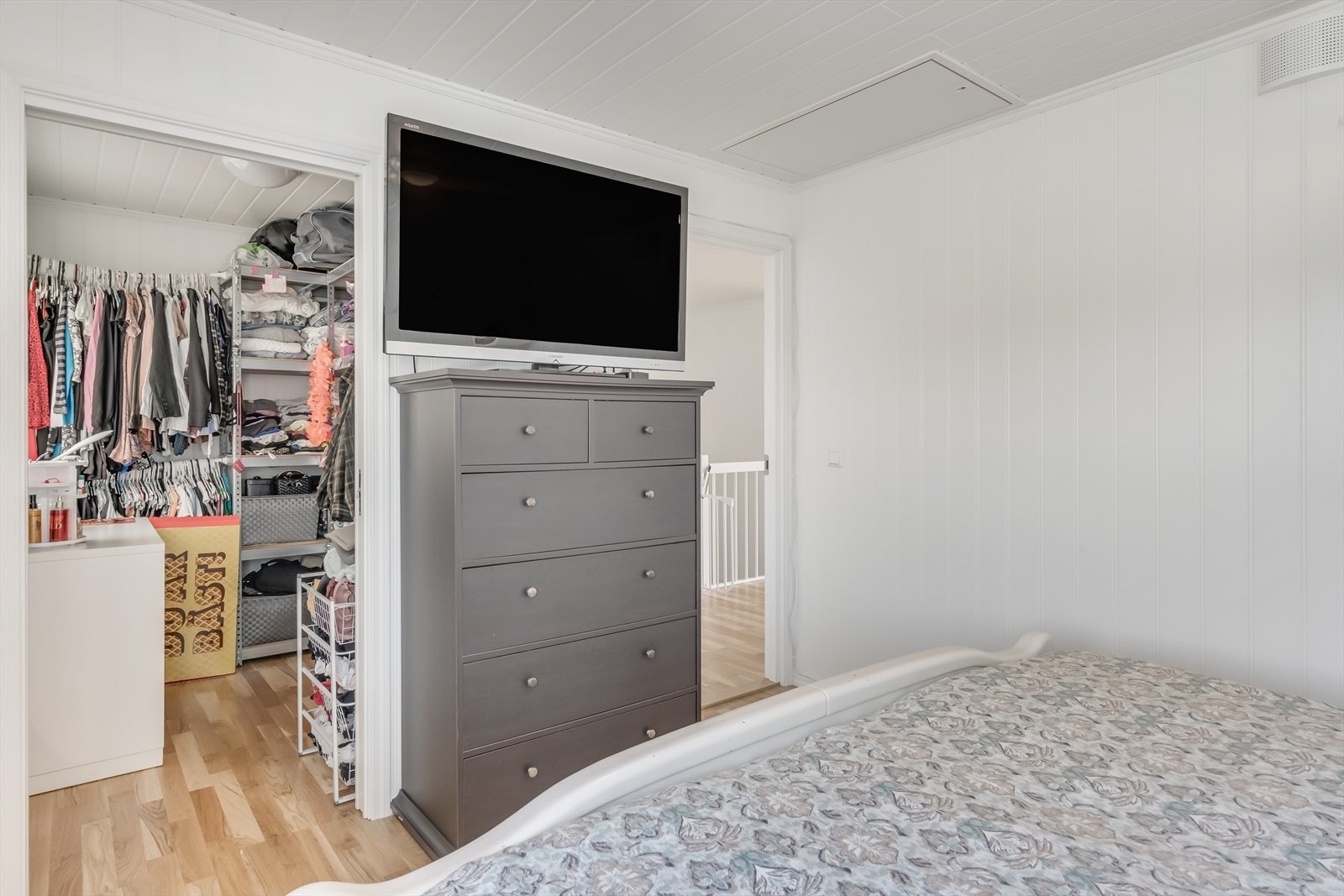 Hovedsoverommet har inngang til en praktisk walk-in closet. Galleribilde