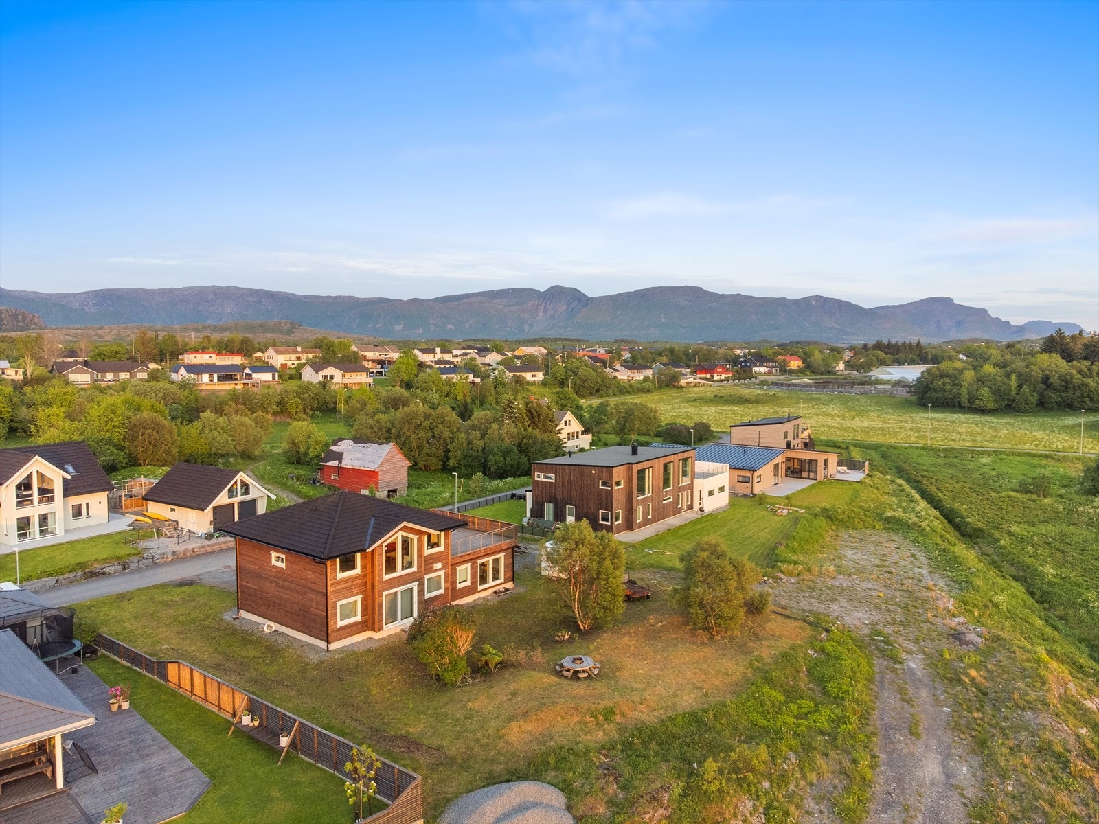 Eiendommen ligger i et vestvendt og solrikt område med utsikt. Galleribilde