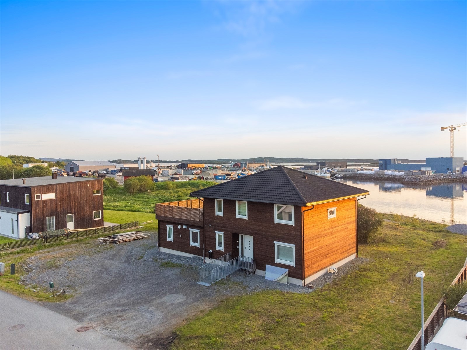 Det er god adkomst og potensial for videre opparbeidelse etter egne behov og ønsker. Husk å meld deg på visning! Velkommen! Galleribilde