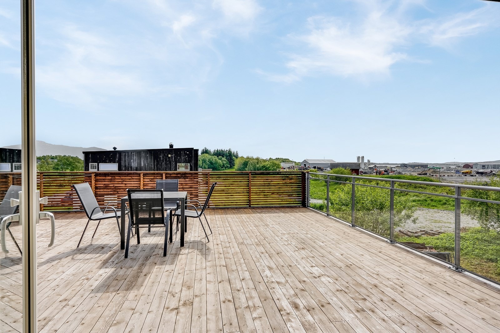 Her får man sol fra tidlig om morgen til sen kveld. Under terrassen er utleiedelen. Galleribilde