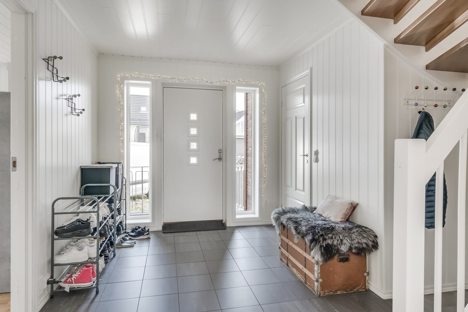 Velkommen inn! Inngangsparti er mot øst, og inn møter deg en åpen hall med god plass til henge av seg yttertøy, samt trapp opp til 2. etasje og inngang til bad/vaskerom, 2 soverom og stue. Galleribilde