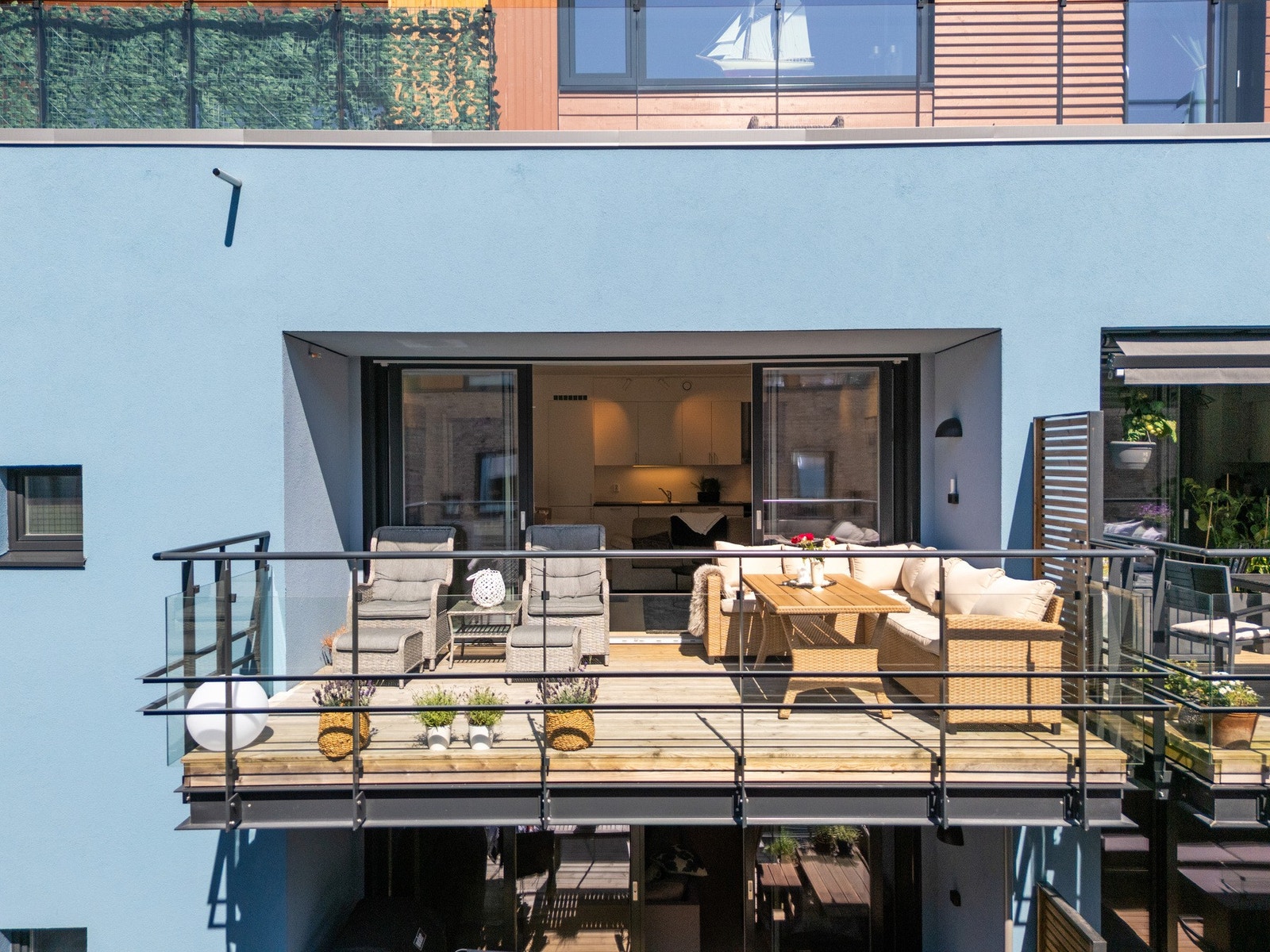 Solrik og delvis overbygget balkong Galleribilde