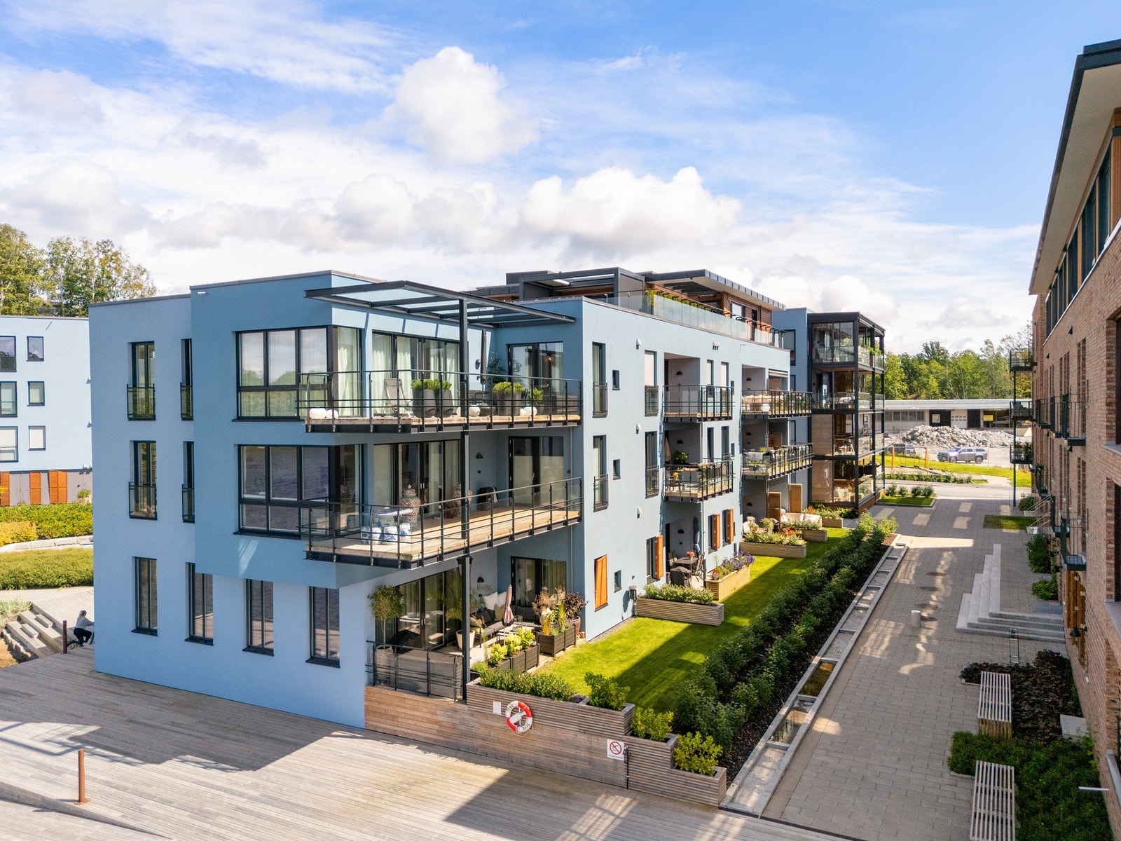 Tomten til sameiet er pent opparbeidet med belegningsstein, kantstein, plen og div beplantning Galleribilde