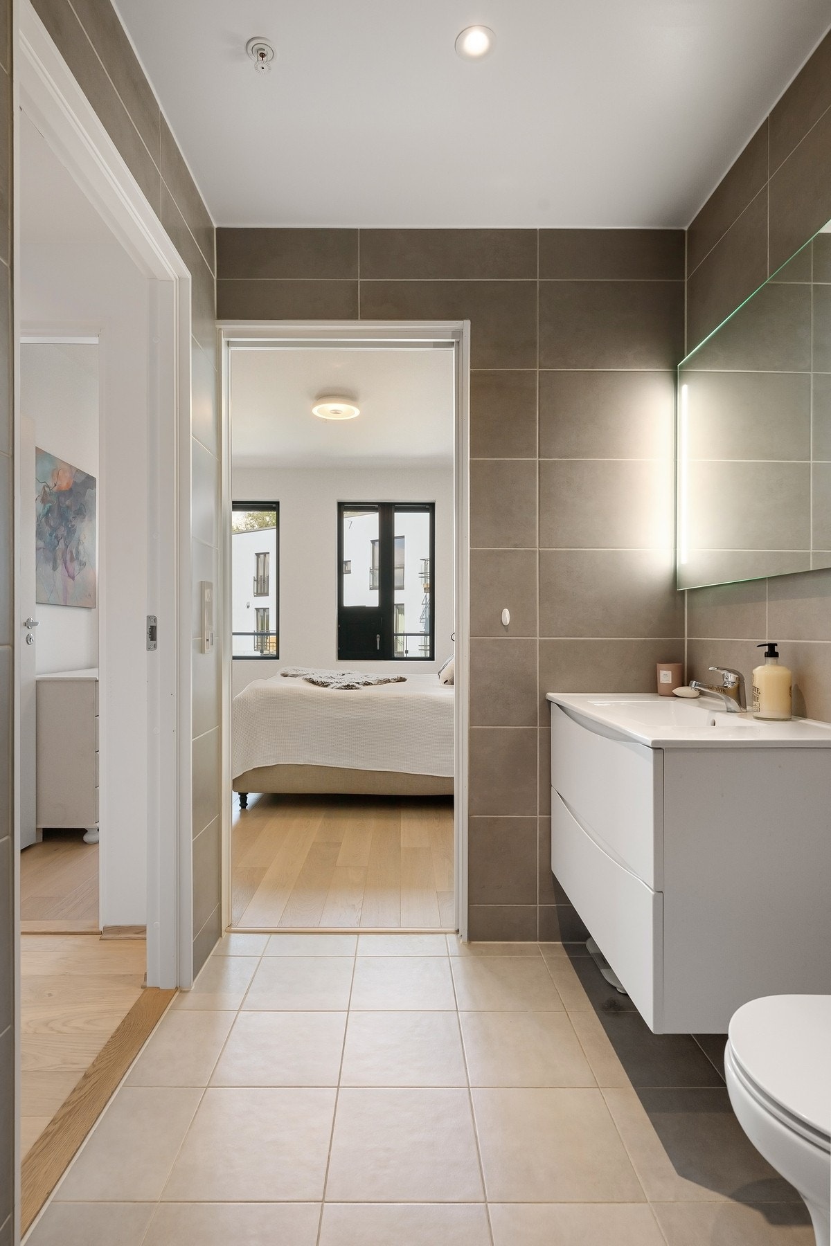 Du har tilgang til badet både fra gangen og hovedsoverommet Galleribilde