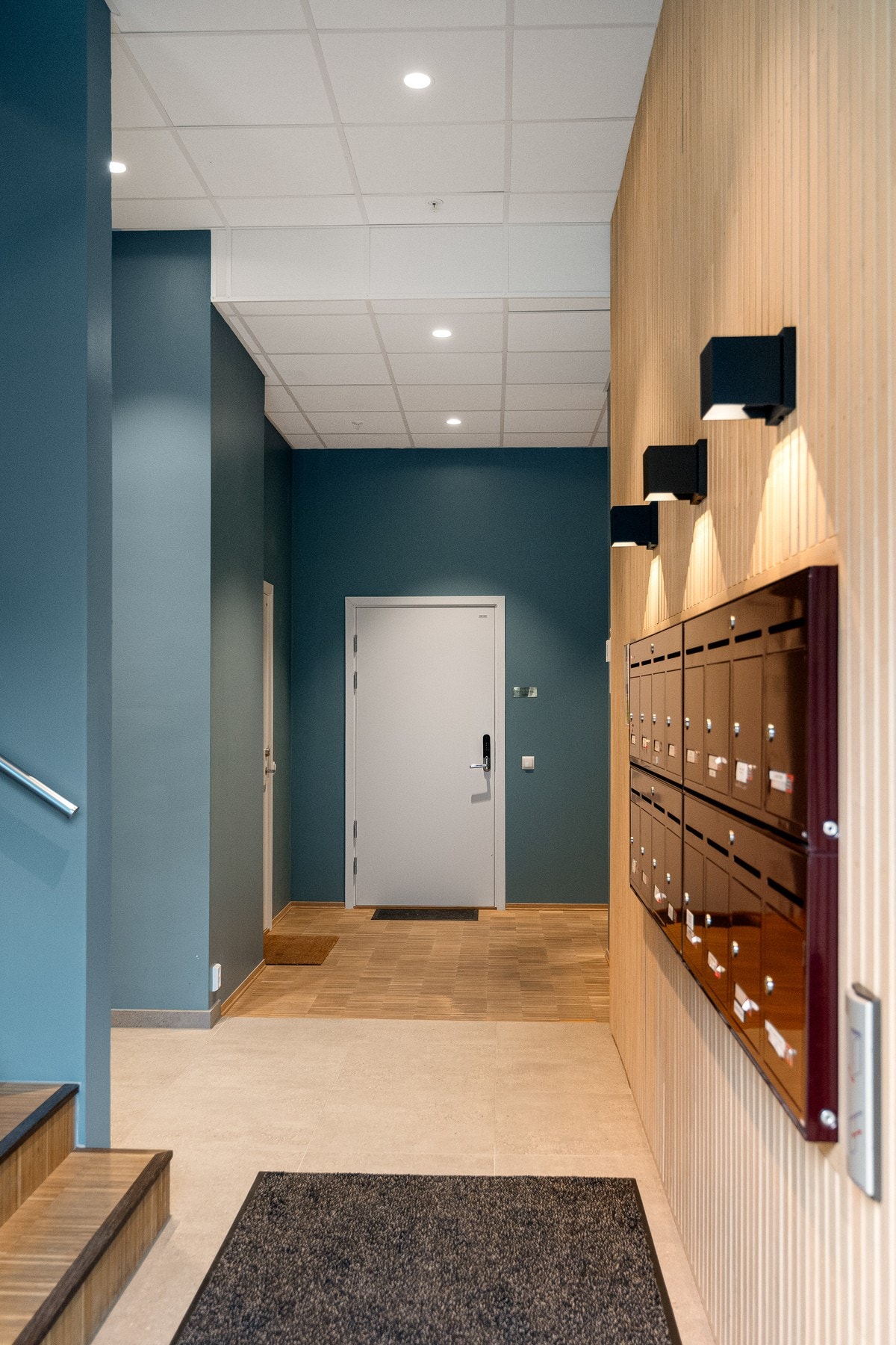 Innbydende fellesareal med flotte farger på veggene, kombinert med spilevegger som gir både varme og karakter Galleribilde