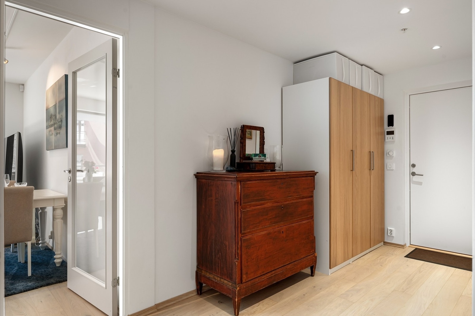 Lys og innbydende entre med plass til garderobeskap og oppbevaring Galleribilde