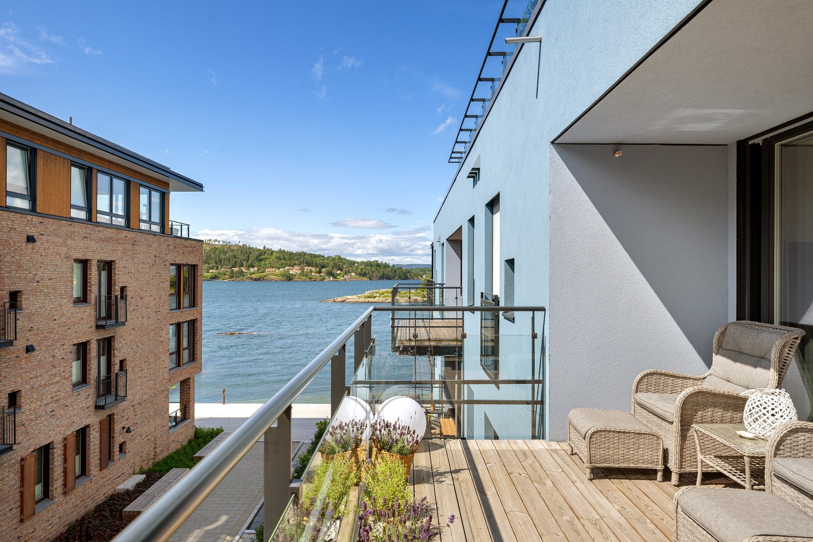 God størrelse på delvis overbygget balkong - få meter fra sjøen Galleribilde