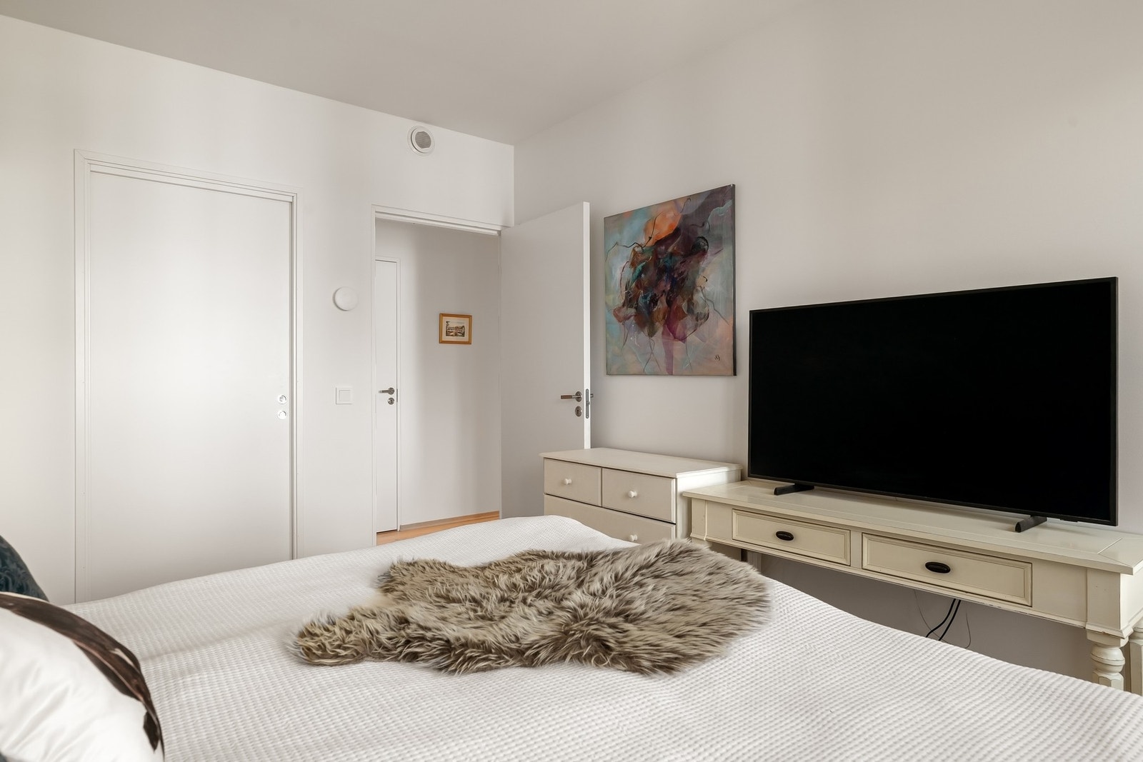 Hovedsoverommet har plass til dobbeltseng, nattbord og garderobeløsning Galleribilde