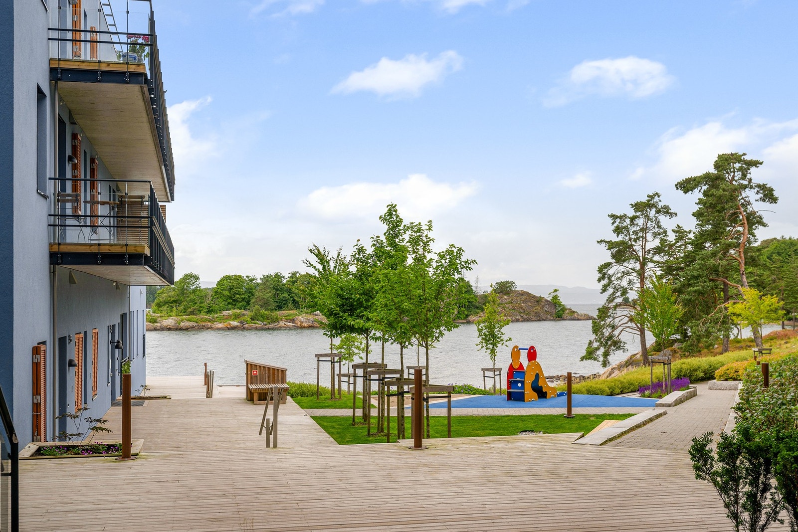 Beplantning, stier og tredekke gir området et gjennomført og innbydende preg Galleribilde