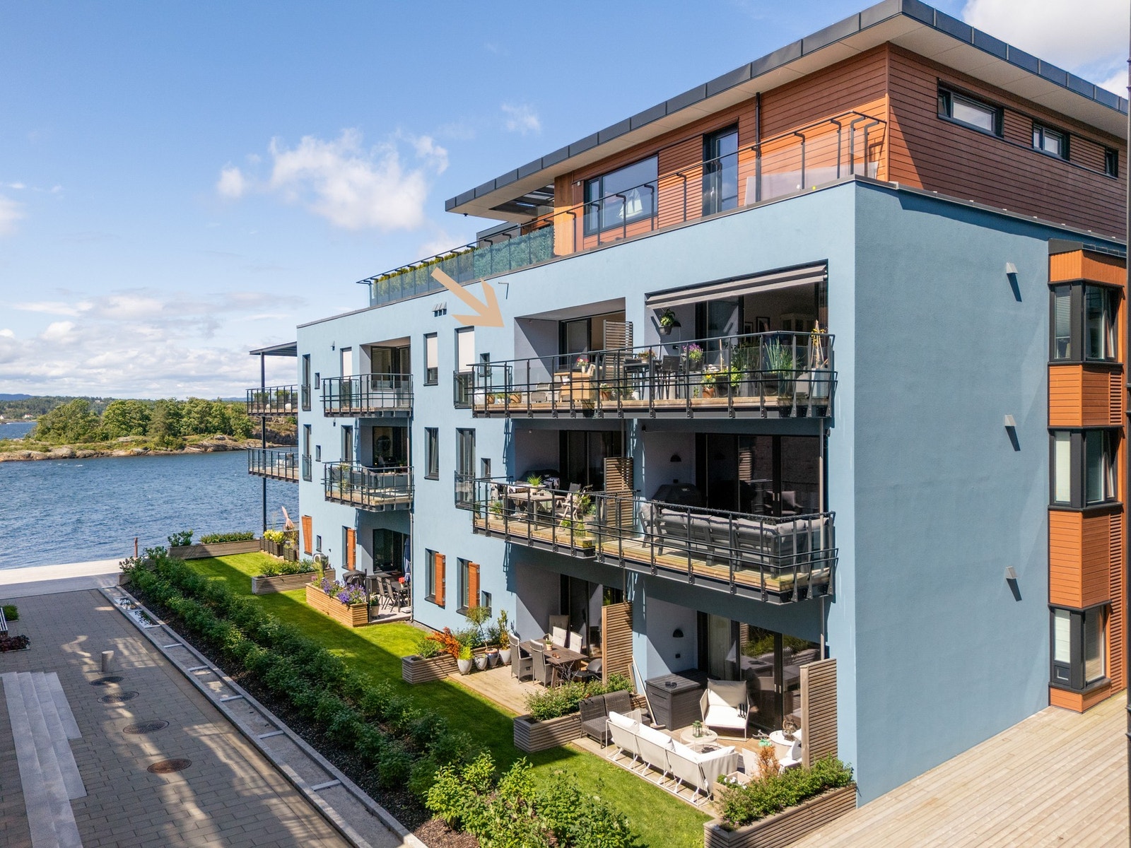 Leiligheten ligger i 3. etg. med sydvendt balkong - fin utsikt til sjøen Galleribilde