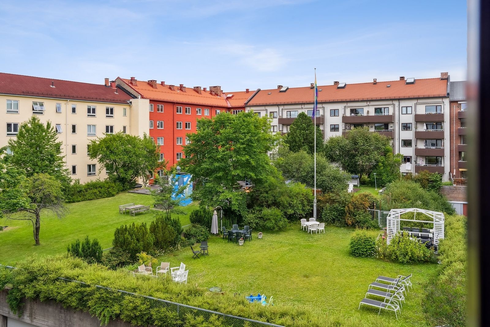 Tilgang til felles hage via bakgården. Flere sittegrupper, plantekasser og grillpaviljong. Galleribilde