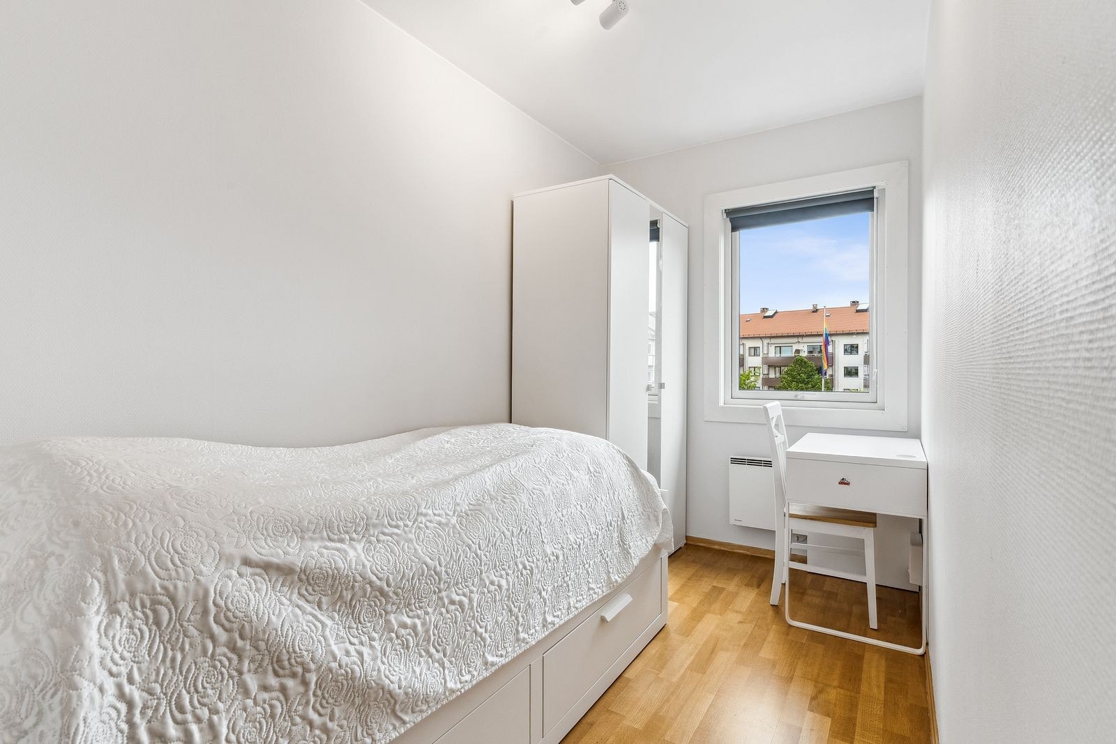 Soverommene vender inn mot rolig bakgård. Garderobeskap følger med. Galleribilde