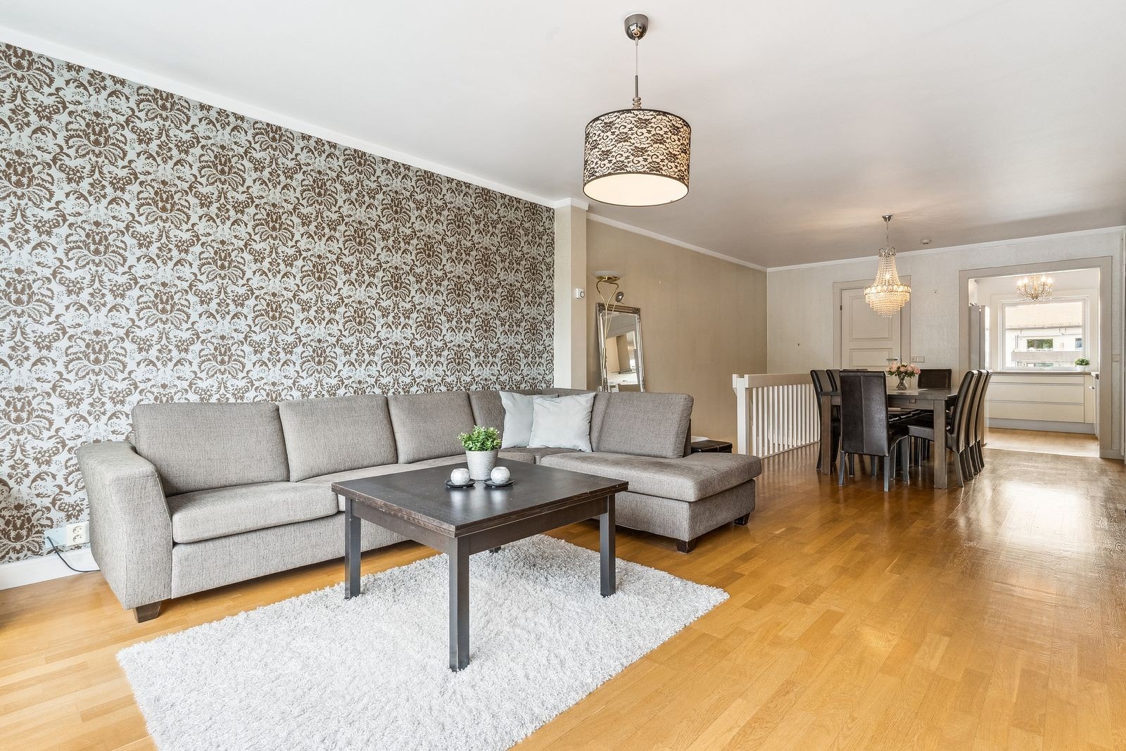 Romslig stue med god plass til møblering. Galleribilde