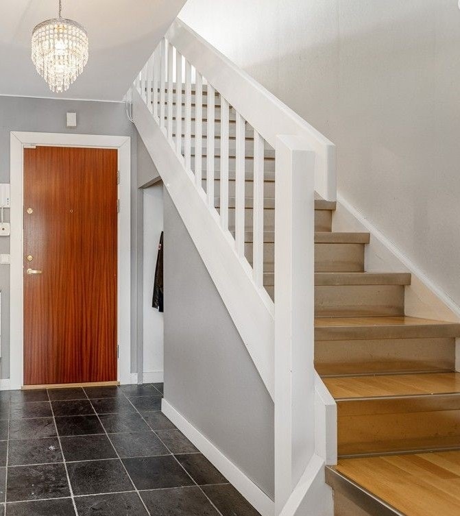 Entré - Leiligheten går over 2 plan henholdsvis 4. og 5. etasje, m/heis til etasjeplan 4. Galleribilde