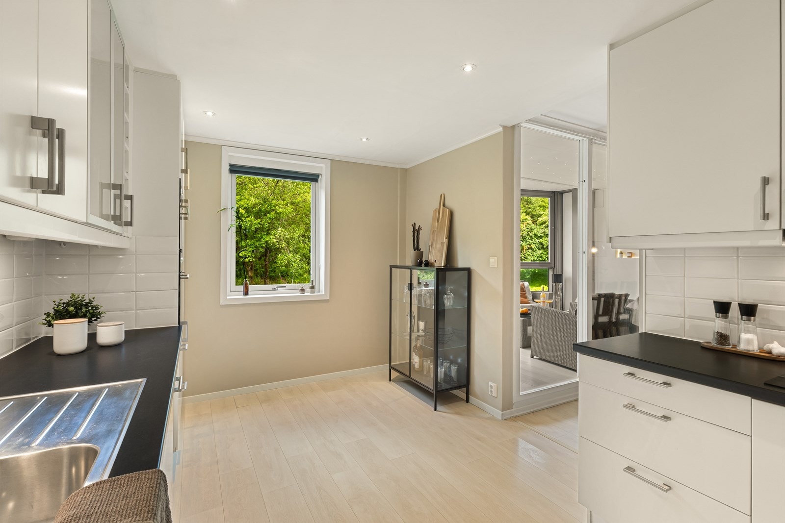 God plass til vitrineskap eller et mindre spisebord. Galleribilde