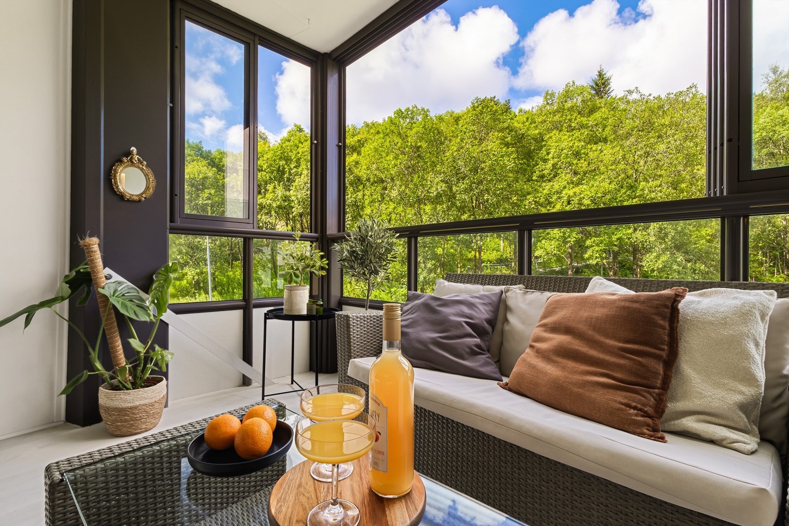 Naturskjønn utsikt uten innsyn. Laminatgulv her også gjør at du kan benytte dette som en ekstra stue. Galleribilde