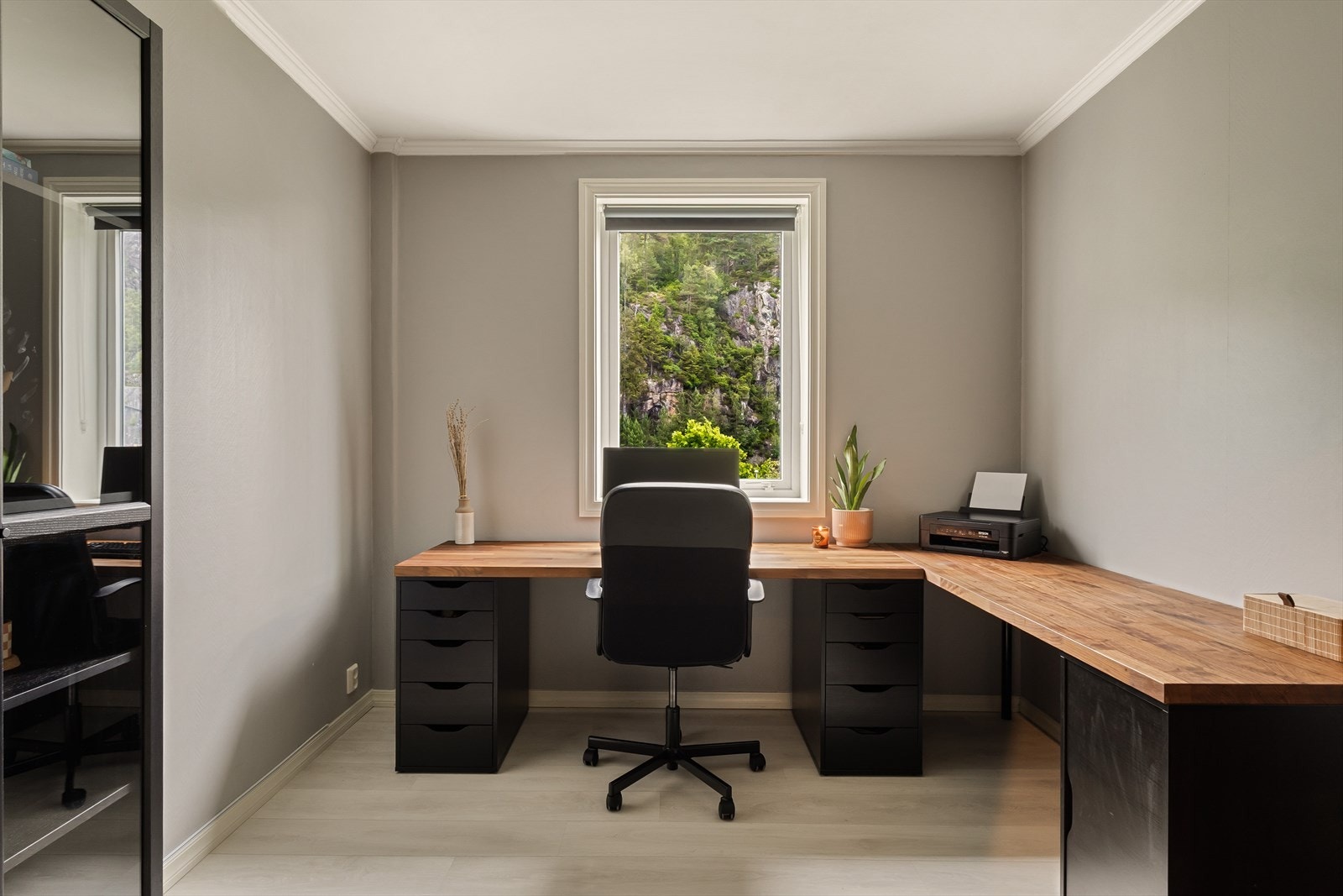 Det andre soverommet måler 9 m². Også her er det plass til dobbeltseng om en ønsker det! Galleribilde