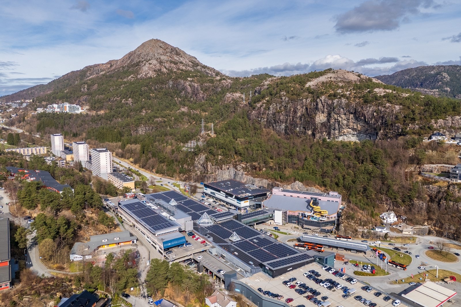 Fra Loddefjord terminal går det hyppige avganger til Bergen sentrum og nesten alle andre bydeler i Bergen og omegn! Det er gode turmuligheter i området, bl.a. opp Lyderhorn. Galleribilde