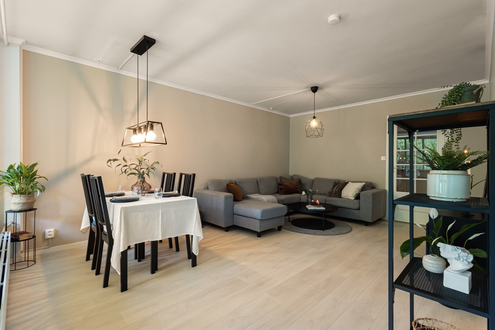 Planløsningen gjør at du enkelt kan innrede med stort spisebord i stuen. Galleribilde