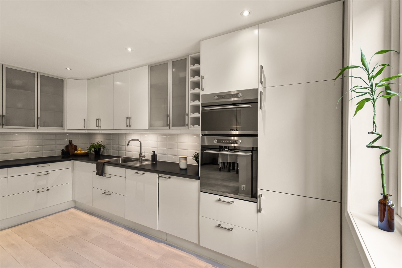 Kjøkkenet er i likhet med resten av leiligheten moderne og i stilrene farger. Galleribilde