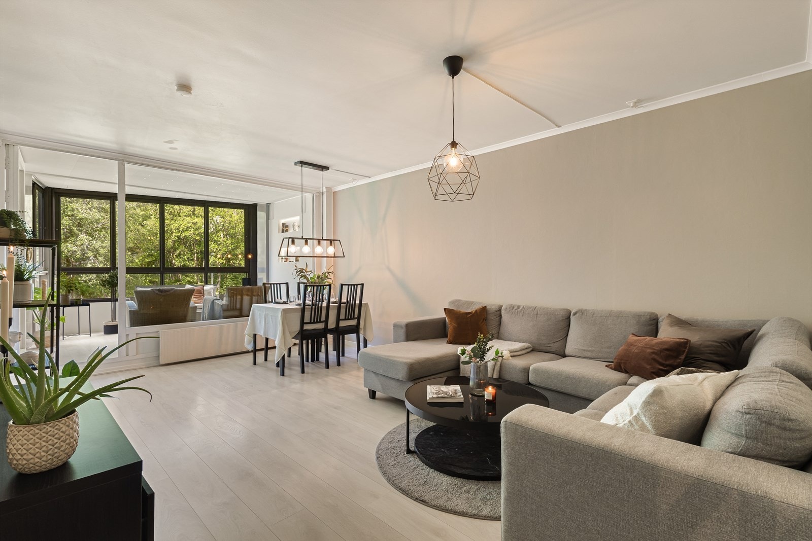 Stuen måler 21,2 m² med god plass til stor sofa! Galleribilde