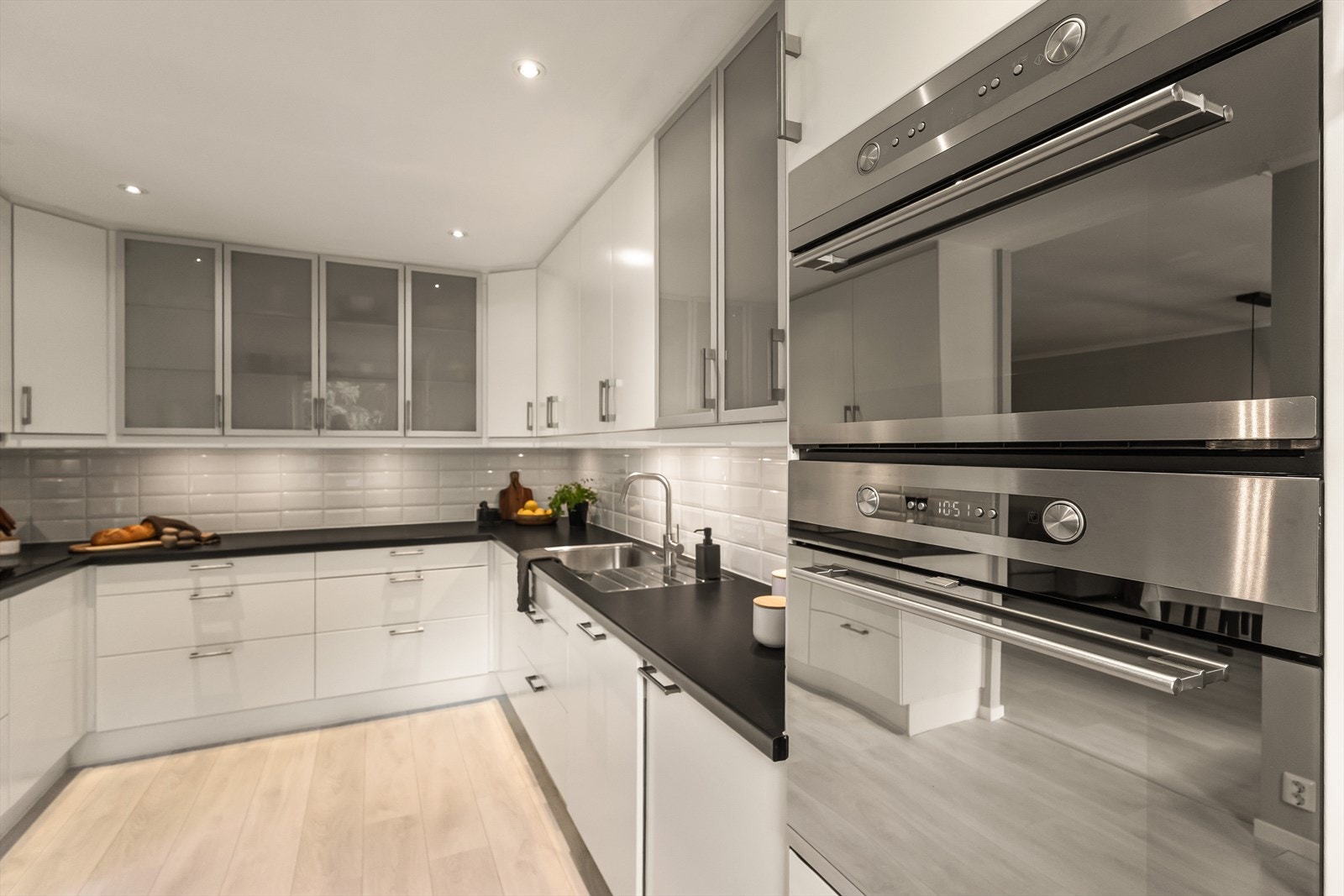 Mikrobølgeovn og stekeovn er praktisk plassert i høyden. Galleribilde